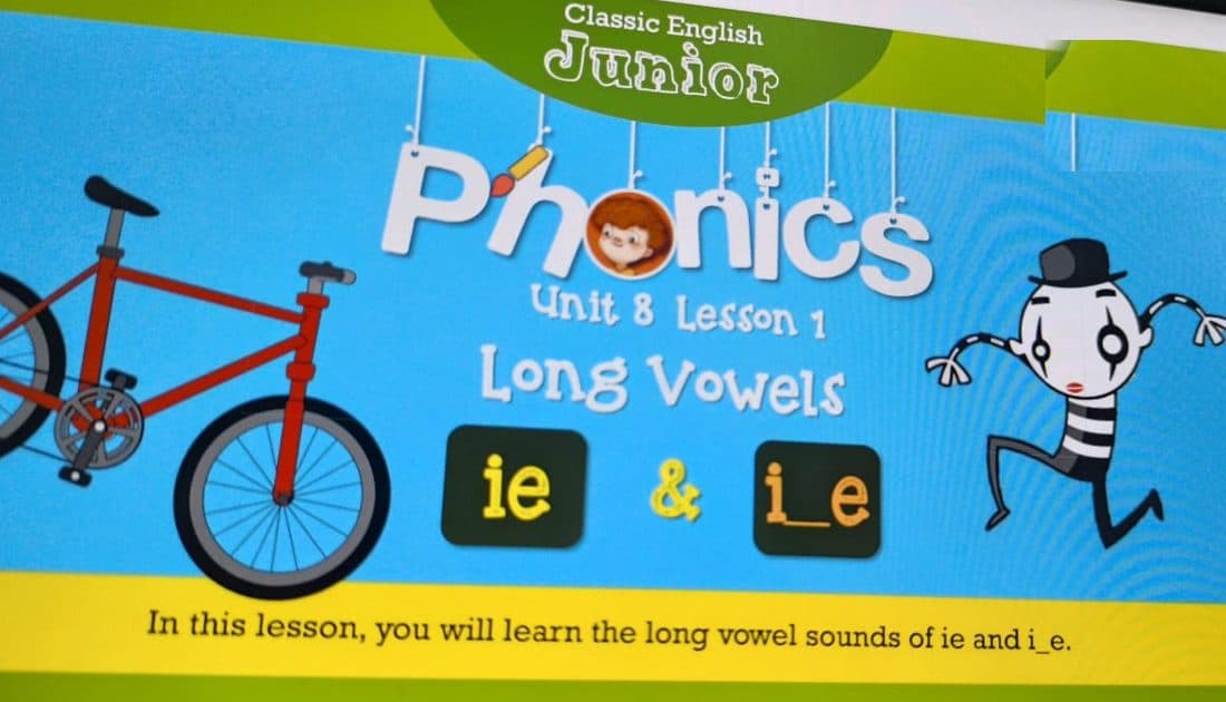 A phonics lesson slide on long vowels used in Debora's English classes